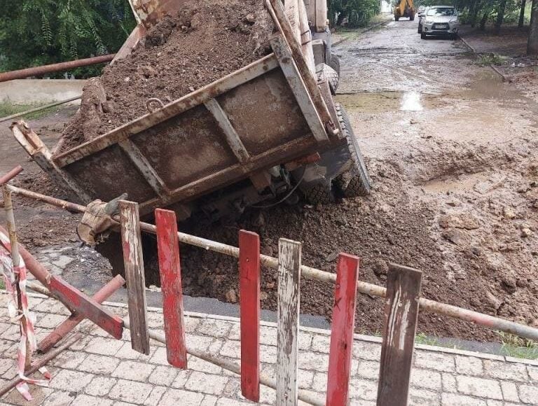 В оккупированном Донецке в дыру в асфальте провалился самосвал (видео)