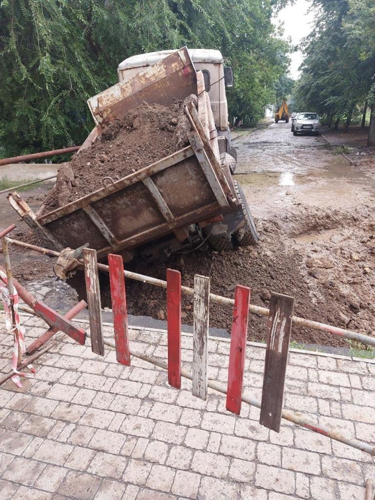 В оккупированном Донецке в дыру в асфальте провалился самосвал