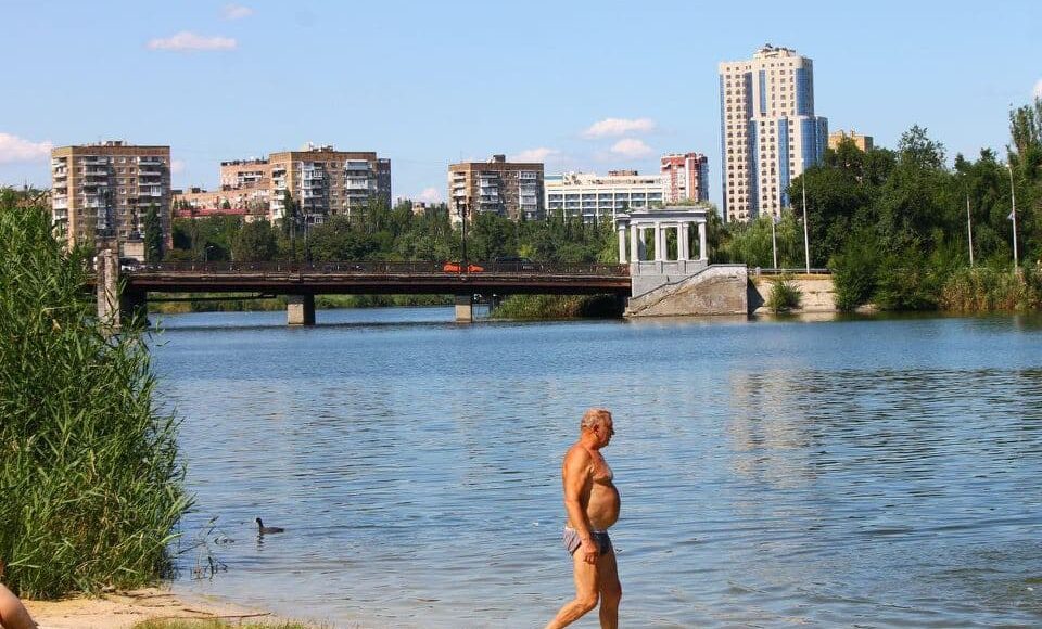 Жителі ОРДО показали в соцмережах фотографії занепаду міської набережної Донецька