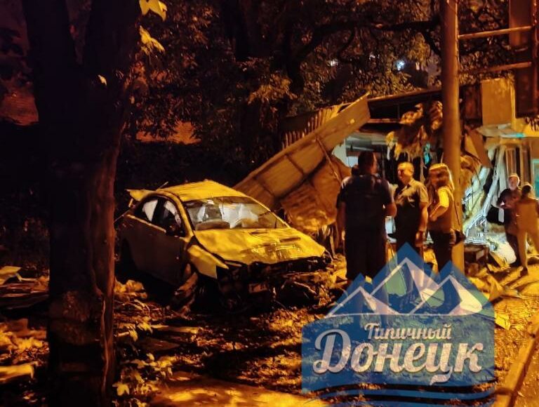 В окупованому Донецьку сталася ДТП: автомобіль розбив у МАФ (відео)