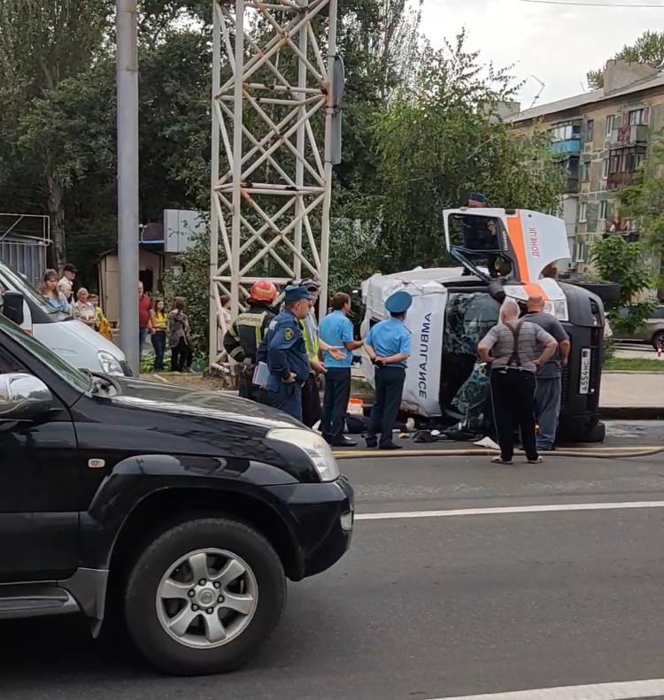 В центре оккупированного Донецка скорая помощь столкнулась с микроавтобусом: есть погибшие и пострадавшие (видео)