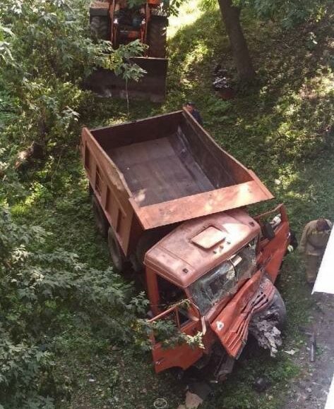 В окупованому Донецьку вантажівка протаранила дев'ятиповерхівку (фото)