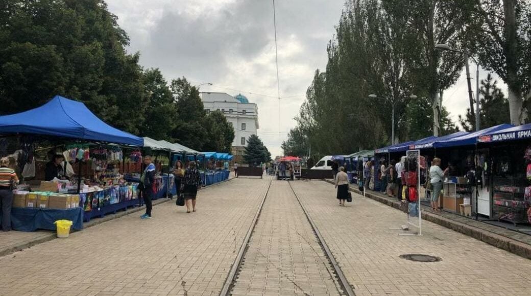 В окупованому Донецьку пустує ярмарок шкільних товарів (фото і ціни)