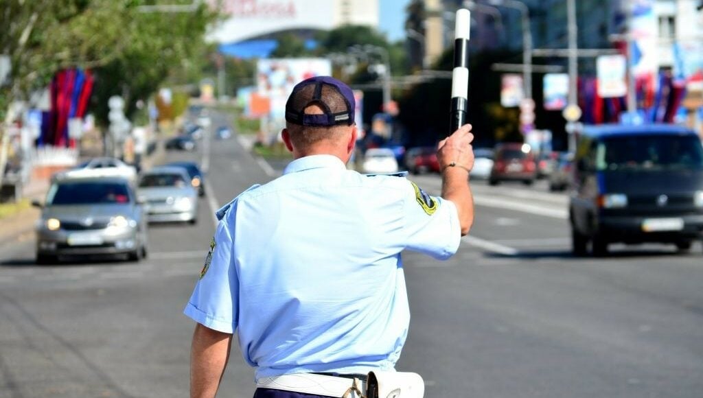 В оккупированном Донецке перекрывают дорогу и останавливают автомобили