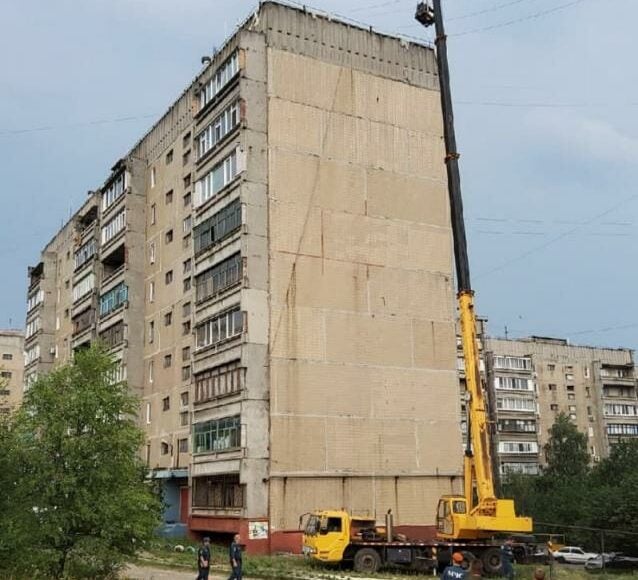 В оккупированной Горловке в 9-этажном доме обрушилась крыша (фото)