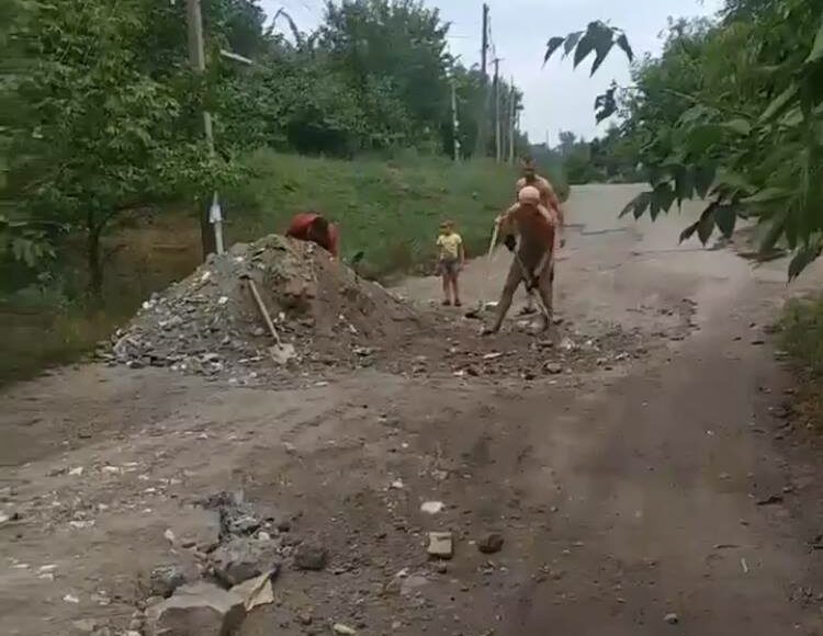 В окупованій Горлівці жителі ОРДО ремонтують дороги щебенем і лопатами, щоб не перекинувся автобус (відео)