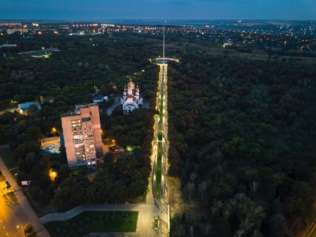 В Краматорске запустили освещение на обновлённых аллеях в парке Юбилейный