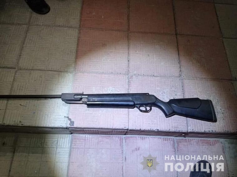 На Луганщине 17-летний парень выстрелил из пневматической винтовки в компанию детей