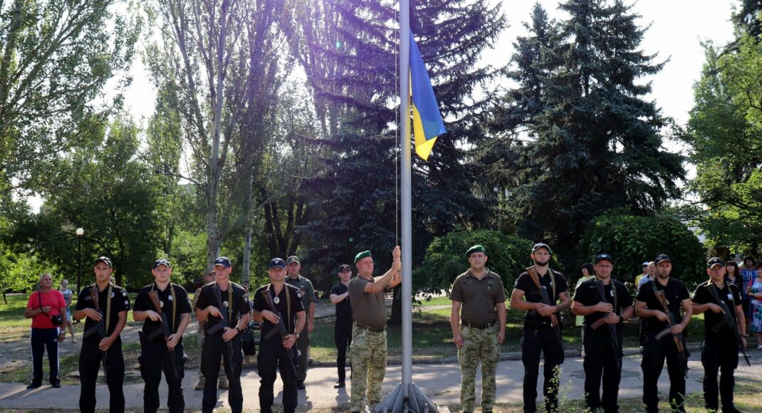 В Лисичанске прошла церемония поднятия Государственного флага (фото)