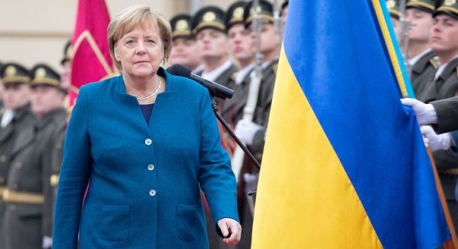 Меркель заявила, что Россия является полноценным участником войны на Донбассе