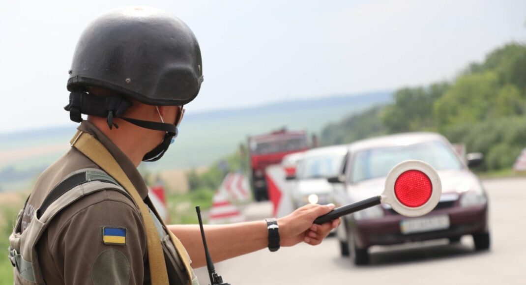 В ООС триває перевірка транспорту на КПВВ: за підсумком 3 людини перевірили на причетність до НЗФ