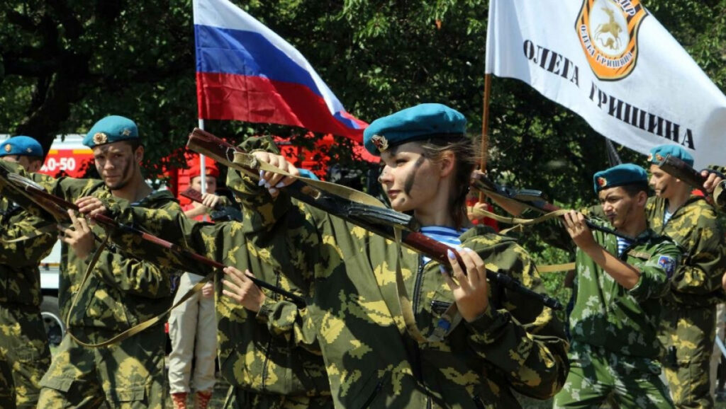 В ОРДО детей одели в военную форму и выдали оружие: устроили показательное выступление (фото)