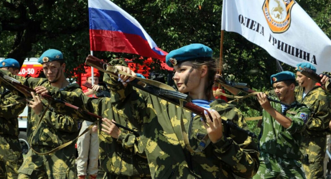 У ОРДЛО окупанти підсилюють мілітаризацію дітей, заявляють правозахисники