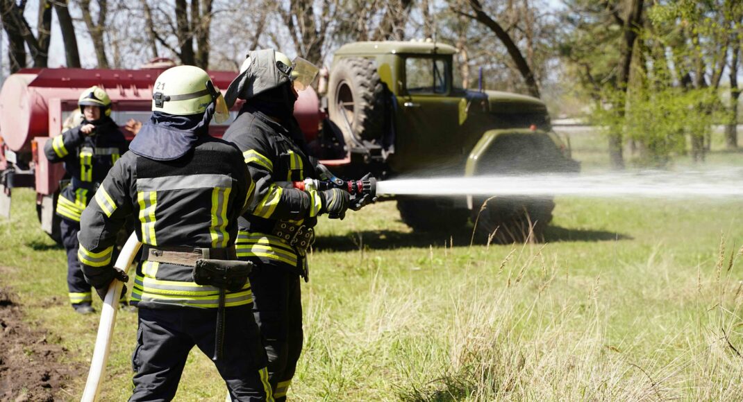 У Сєвєродонецьку вночі поліція евакуювала людей з палаючої дев'ятиповерхівки (відео)