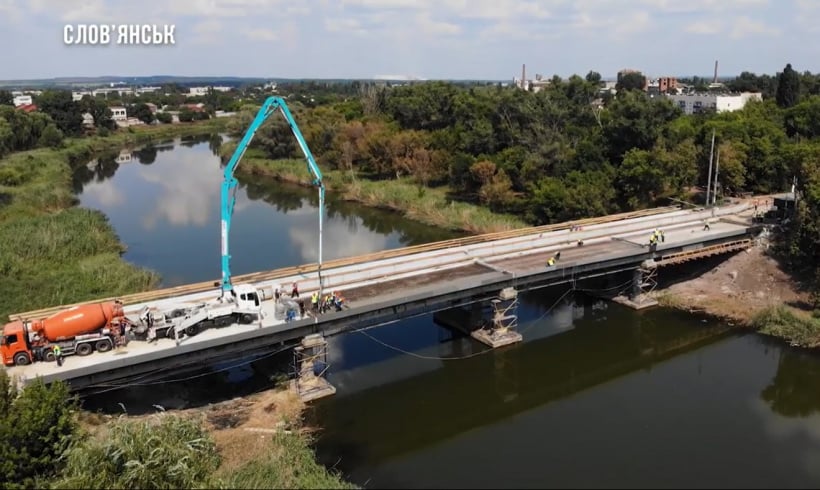 Аварійний міст у Слов'янську вже заливають бетоном (відео)