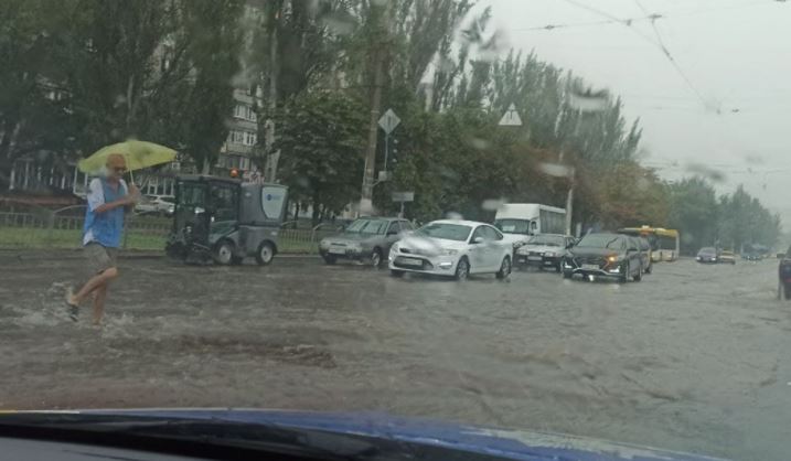 Мариупольцев предупредили о затопленных улицах: движение осложнено (фото)