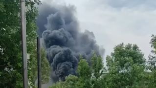 Столб черного дыма в центре Донецка: пожар на ДМЗ (видео)