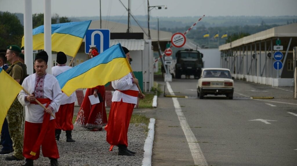 флаг Украины на КПВВ Новотороицкое