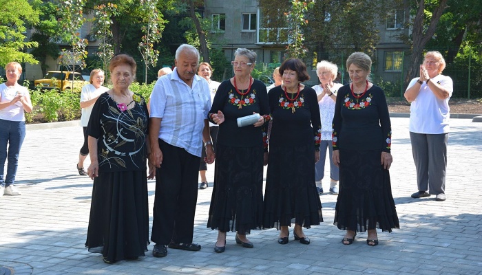 В Мариуполе пенсионеры провели флешмоб ко Дню Независимости