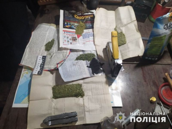 В Лиманском районе у местных жителей нашли наркотики и оружие