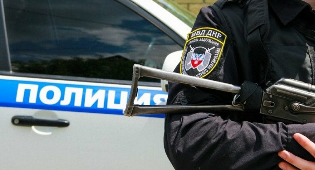 В оккупированной Горловке "полиция днр" задержала 19-летнюю девушку, которая подожгла ленту в цветах флага рф