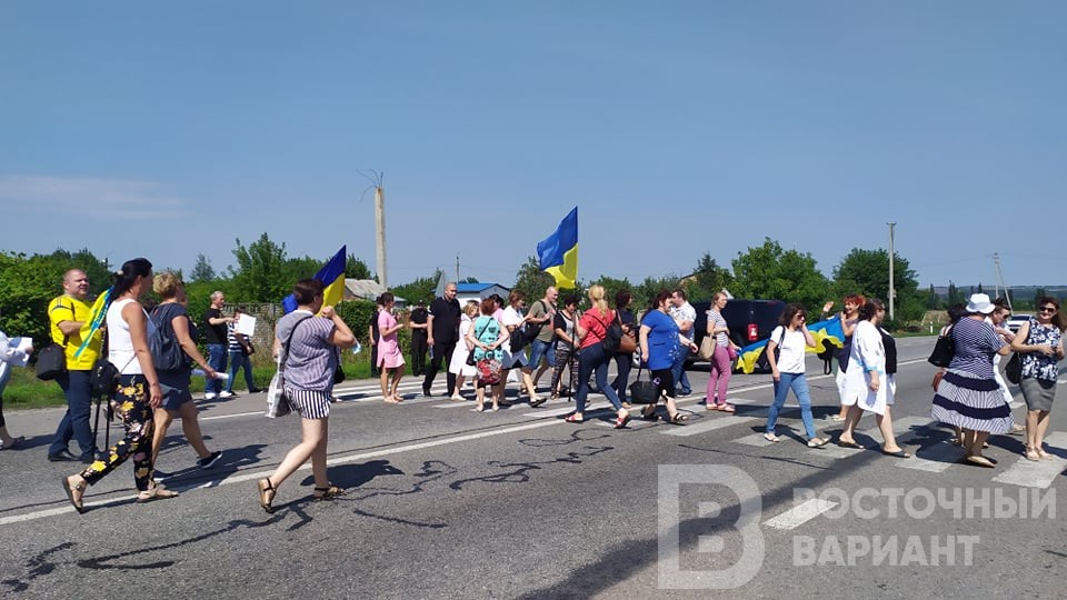 В Славянске медики устроили пикет и перекрыли Харьковскую трассу