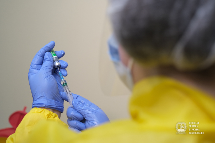 На Донеччині вакцинували майже 9 тис. осіб за добу