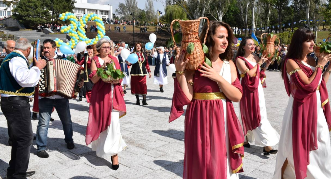 "Свято єднання": як Маріуполь провів День народження і фестиваль грецької культури