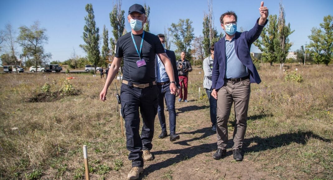 На Донбассе датские специалисты помогли разминировать более 7 тыс. кв. м территории