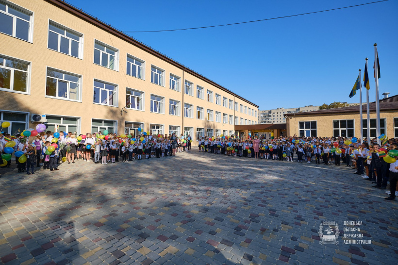 В Авдеевке первый звонок провели в обновленной при поддержке Литвы школе (фото) 