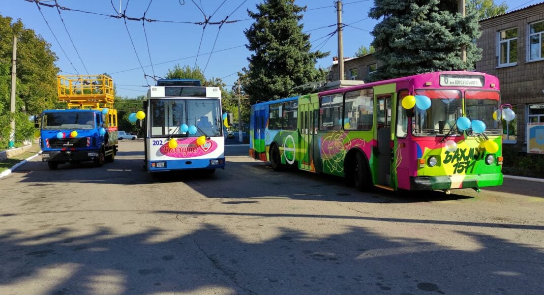 В Бахмуте обновленную технику ко Дню рождения города дополнили троллейбусом-муралом (фото)