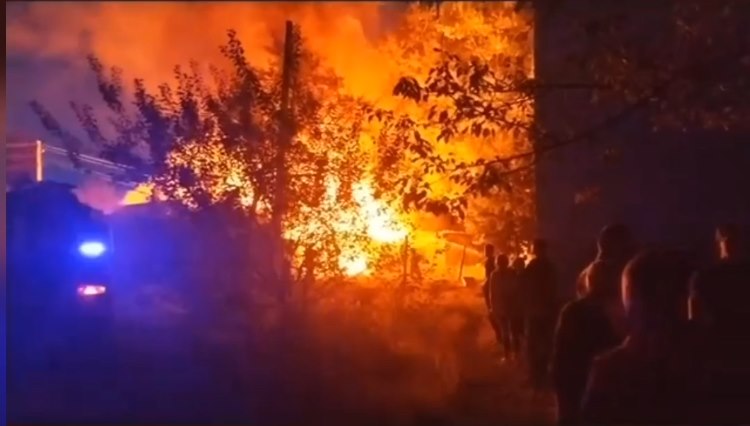 В оккупированной Горловке тушили масштабный пожар на хозпостройках видео