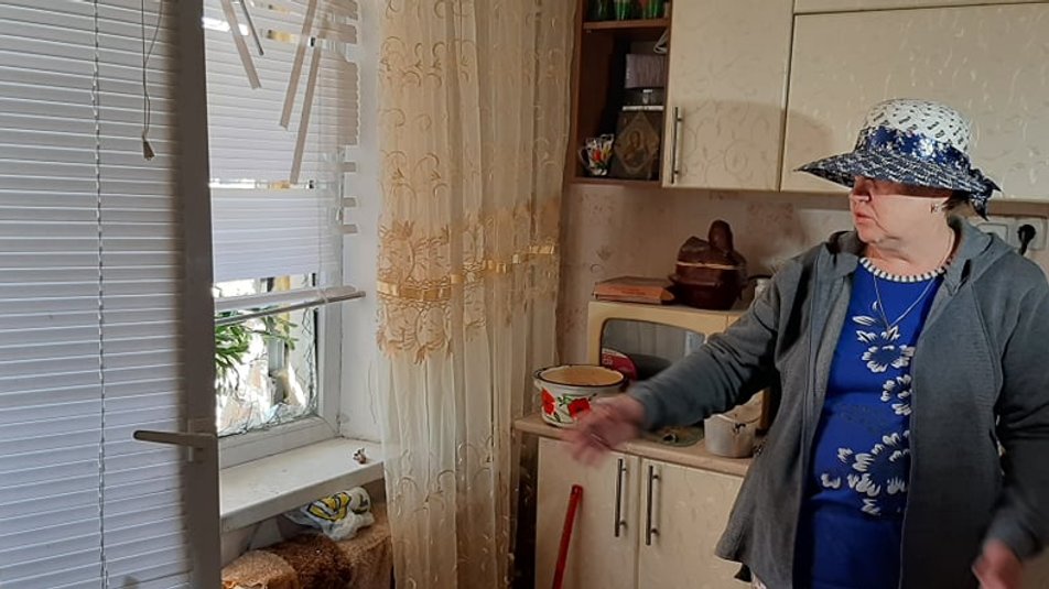 На Луганщине жителям разрушенной во время вчерашнего обстрела НВФ многоэтажки ищут новое жилье (видео)