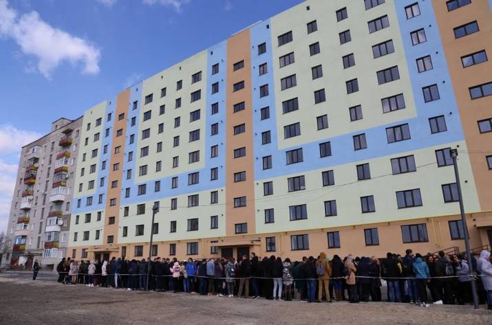 На Луганщине рассказали о стройке новых домов для переселенцев в Рубежном и Кременной (видео)