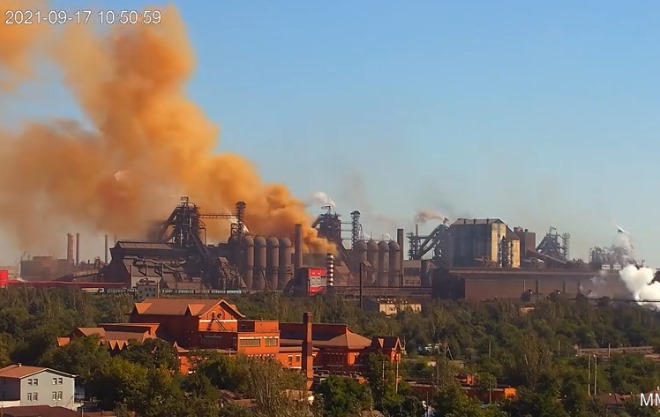У Маріуполі зафіксували викиди із заводів (відео)