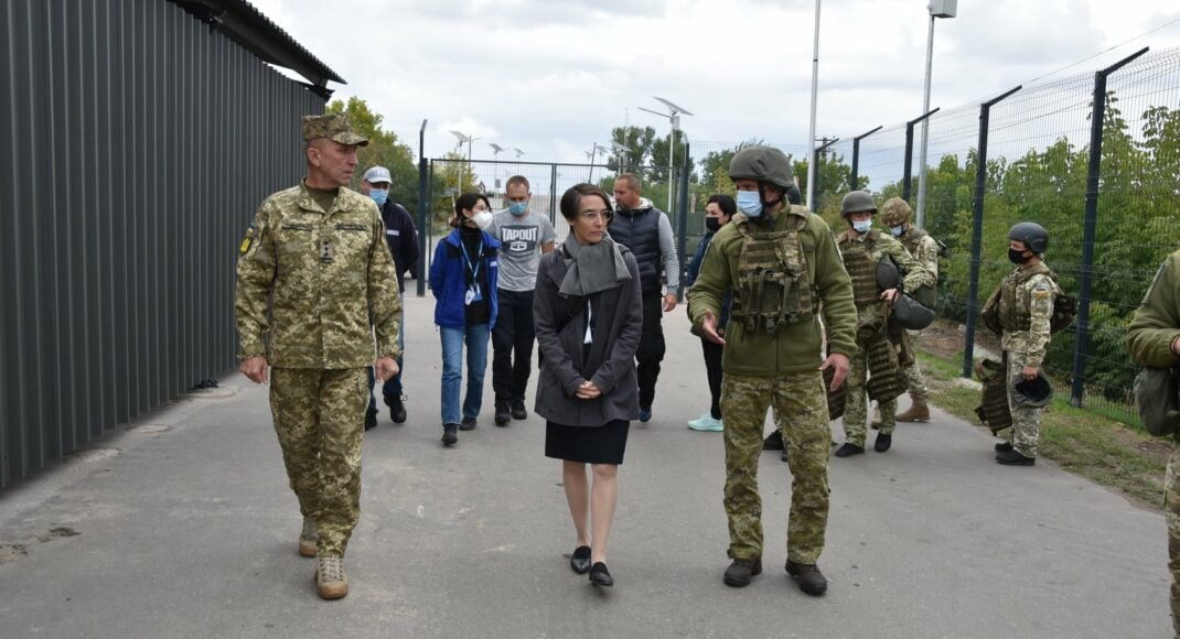 Генеральный консул Германии посетила зону ООС и КПВВ на Донбассе