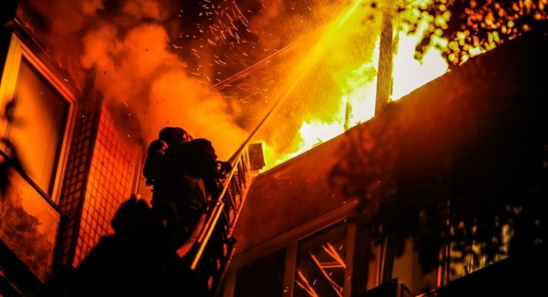 В оккупированном Донецке ночью тушили пожар в жилом доме: есть погибший
