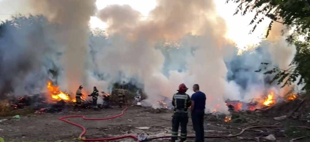 В ОРДО намагаються загасити пожежу на звалищі (відео)