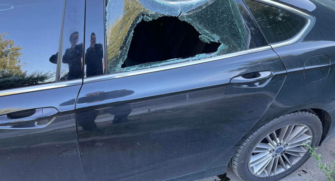 Засновнику "Східної правозахисної групи" невідомі розбили скло в автомобілі