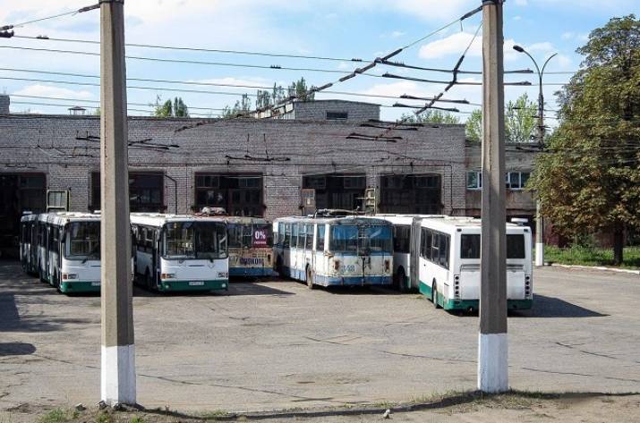 В оккупированном Алчевске показали фото ржавеющих автобусов из Санкт-Петербурга