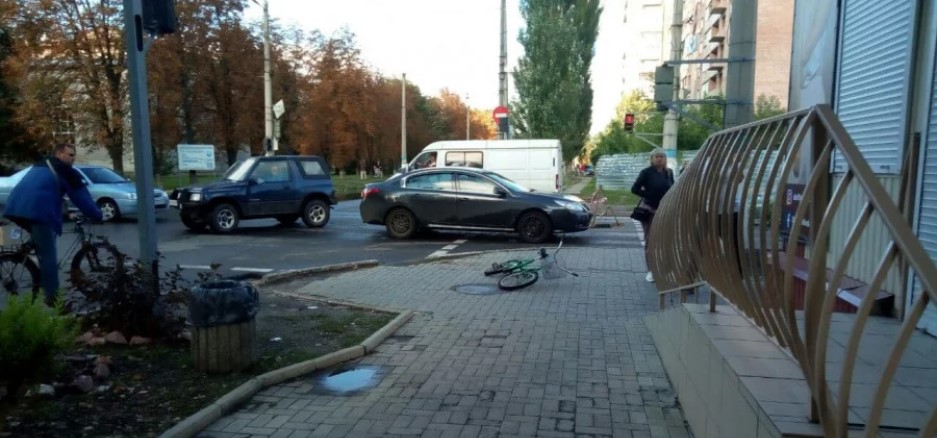 У центрі Слов'янська сталося ДТП, постраждав велосипедист (відео)