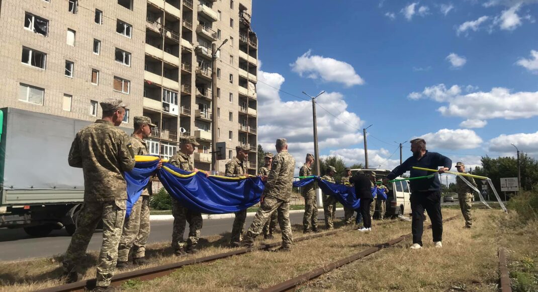 Из прифронтовой Авдеевки в сторону Донецка запустили флаг Украины (фото, видео)