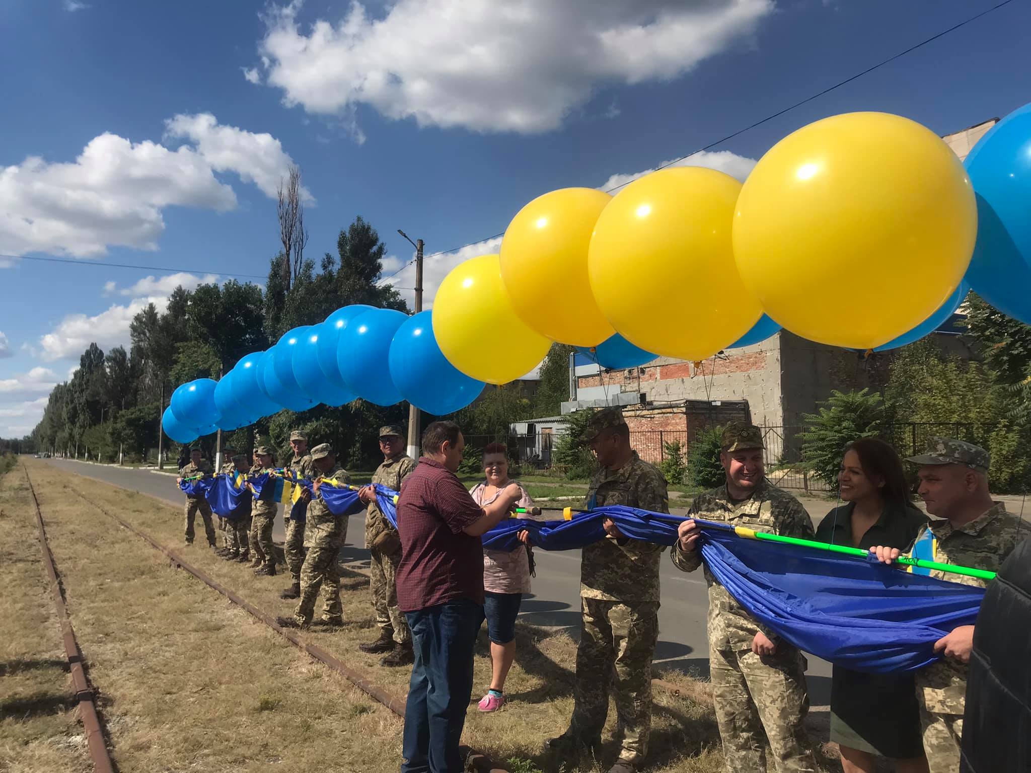 Из прифронтовой Авдеевки в сторону Донецка запустили флаг Украины (фото ...