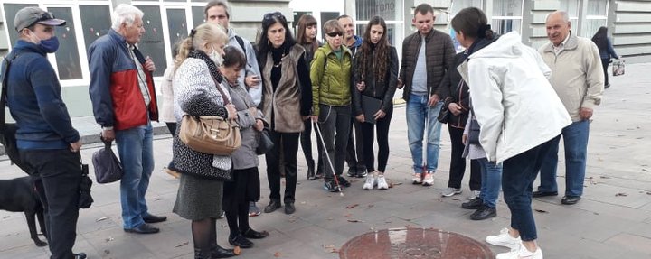 В Мариуполе для людей с нарушениями зрения провели экскурсию по городу (видео)