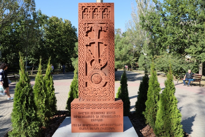 У Маріуполі відкрили пам'ятний знак жертвам геноциду з-поміж вірмен і українців