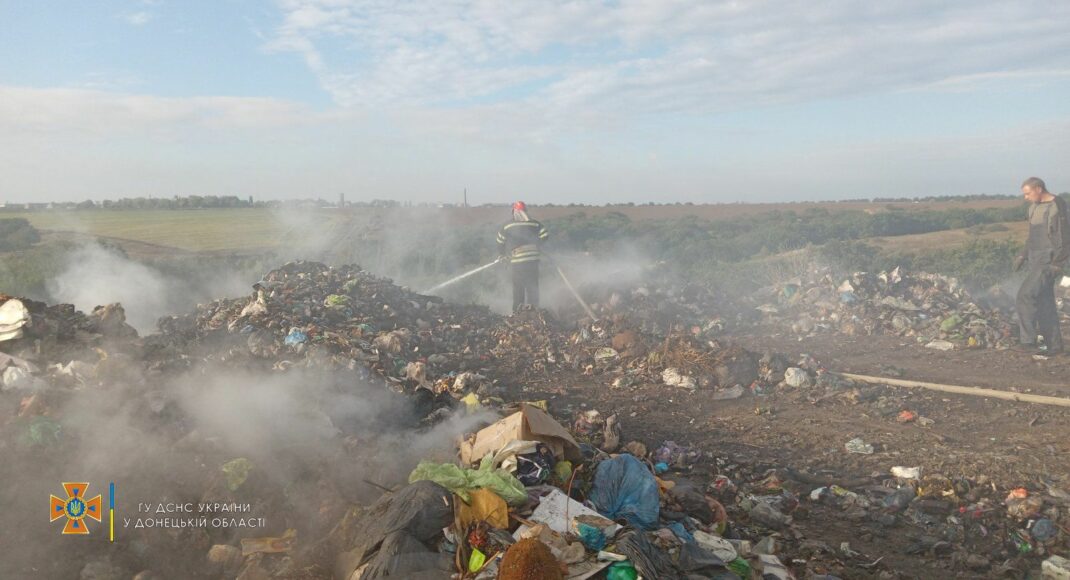 На Донеччині в Покровському районі горить сміттєвий полігон
