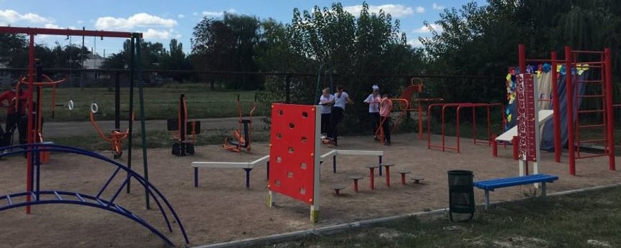 В прифронтовых громадах Донетчины для детей построили 9 спортплощадок
