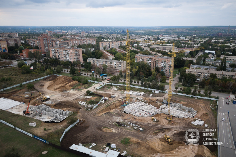 У Краматорську на будівництві житла для ВПО завершуються роботи по цегляної кладки першого поверху