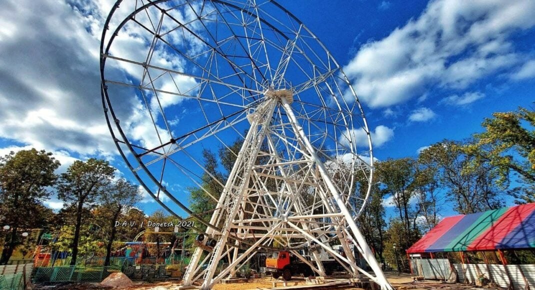 В оккупированном Донецке собирают кабины для колеса обозрения (фото)