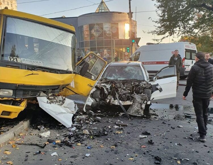 В окупованому Донецьку автомобіль зіткнувся з автобусом: є постраждалі (відео)